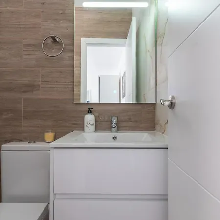 Atico Centrico Con Terraza Privada דירה ארונה